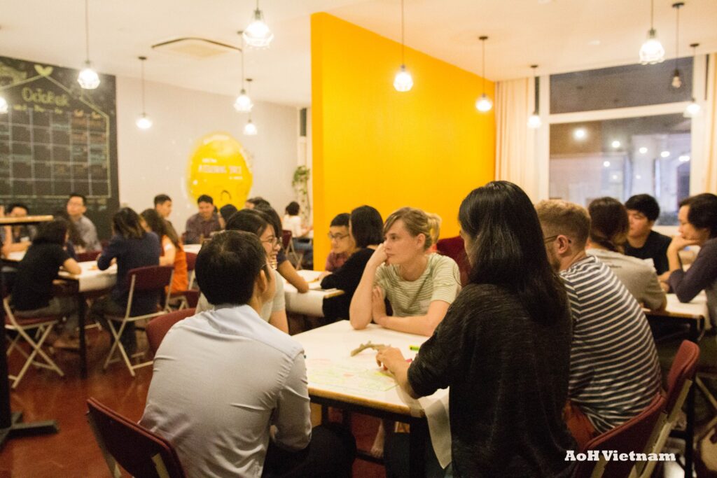Các bàn thảo luận trong buổi Cà phê Thế giới (World Cafe)
